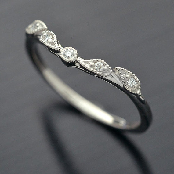 leaf curved band with 5 diamonds in white gold