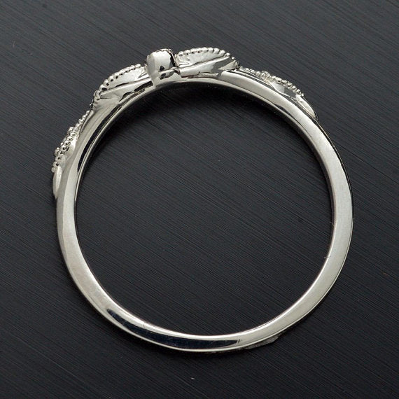 leaf curved band with 5 diamonds in white gold