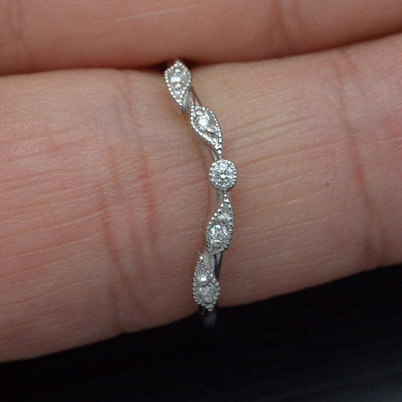 leaf curved band with 5 diamonds in white gold