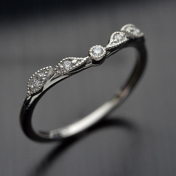 leaf curved band with 5 diamonds in white gold