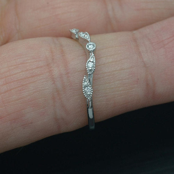 leaf curved band with 5 diamonds in white gold